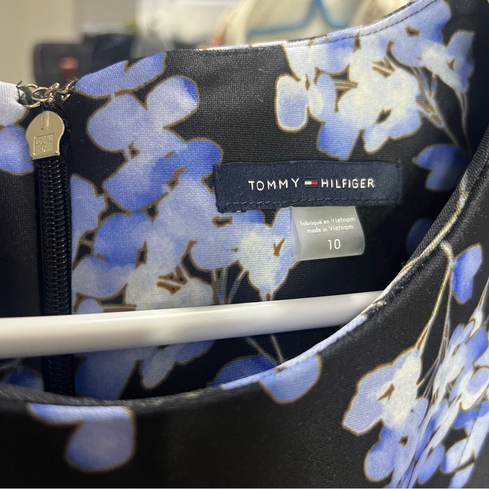 TOMMY‎ HILFIGER Floral Sleeveless Dress - Black and Blue Zip Back Fit & Flaire - Picture 3 of 6